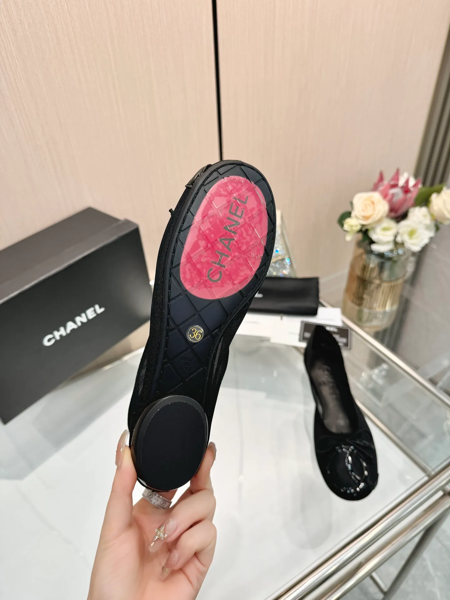👟👟Ex-factory price 480👟👟 | ²⁰²5 𝐬𝐬 🤍🤎𝐂𝐇𝐀𝐍𝐄𝐋 Chanel 26A catwalk style handmade Mary Jane women's shoes. Ballet shoes are so amazing, the bow pattern is so cute! Even if I don’t wear flat shoes, I can’t resist the temptation! The second recommended pair of Chanel logo women's shoes has great texture and is versatile. It is made of lambskin and has an original two-color outsole. Size: 35-40 (41 can be customized and cannot be returned or exchanged)